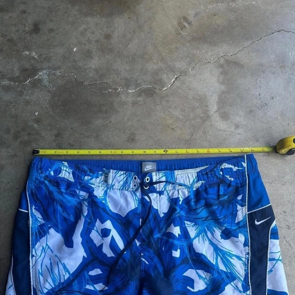 Vintage 2000s Nike blue floral swim trunks size L